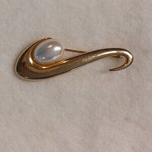 Vintage MONET Pearl Gold Brooch